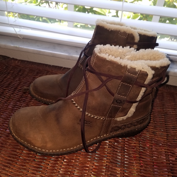 UGG Shoes - UGG Toast Cove Leather Shearling La Jolla Boot